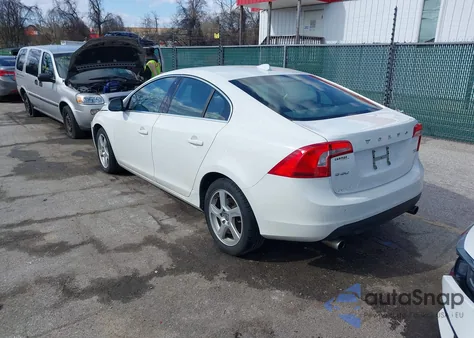 2013 Volvo S60 T5/T5 Platinum/T5 Premier/T5 Premier Plus z USA, uszkodzony, nr VIN YV1612FS7D1231533